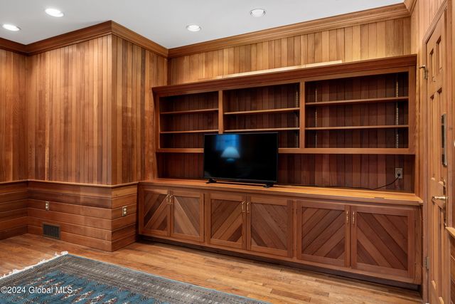 660 N Broadway, Saratoga Springs, NY 12866