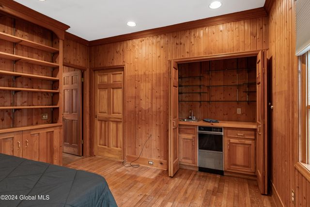 660 N Broadway, Saratoga Springs, NY 12866