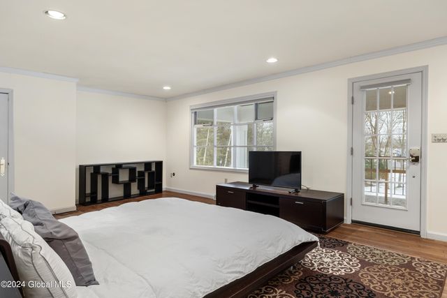 660 N Broadway, Saratoga Springs, NY 12866