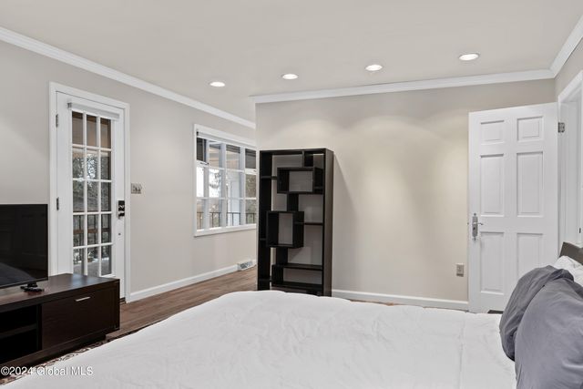 660 N Broadway, Saratoga Springs, NY 12866