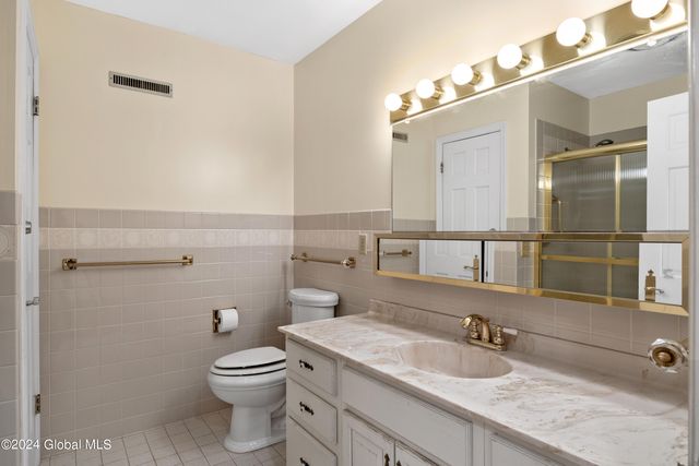 660 N Broadway, Saratoga Springs, NY 12866