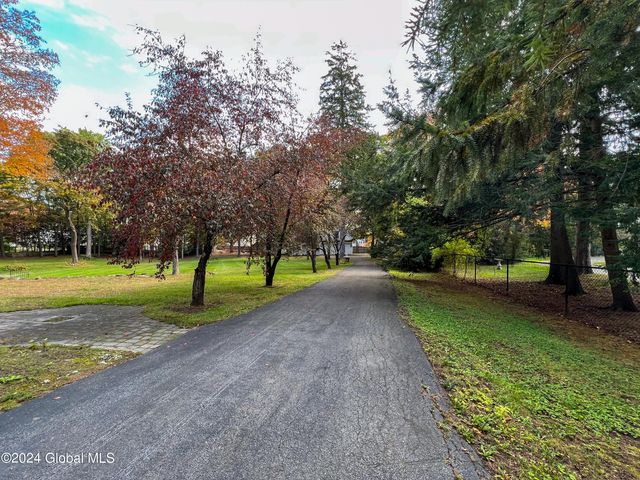 660 N Broadway, Saratoga Springs, NY 12866