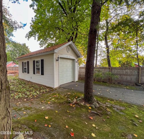 660 N Broadway, Saratoga Springs, NY 12866