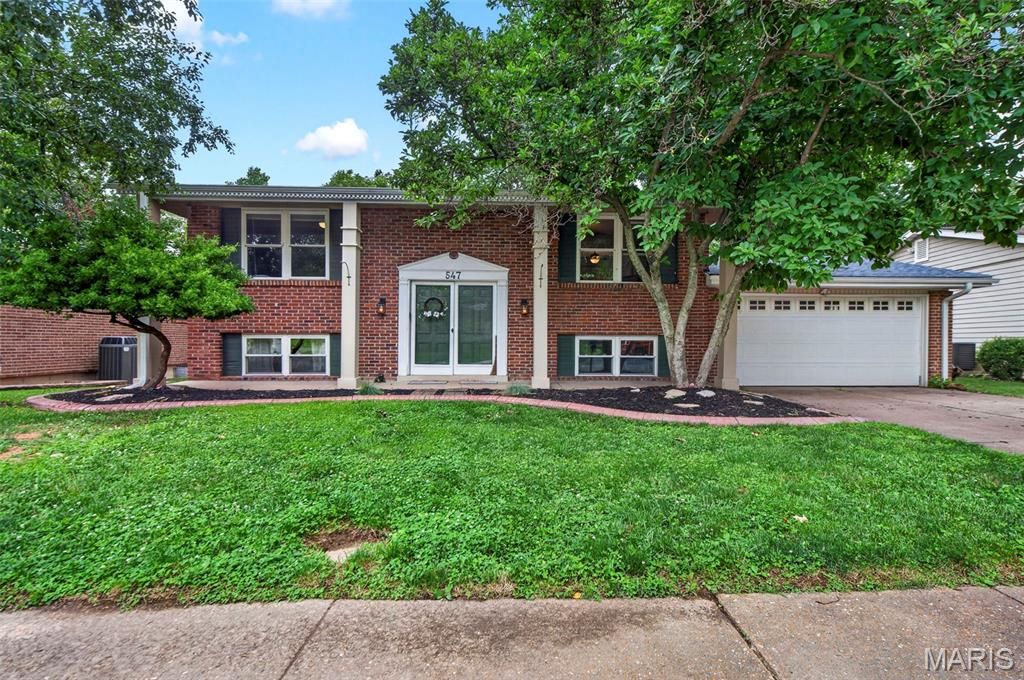 547 Golfwood Drive, Ballwin, MO 63021