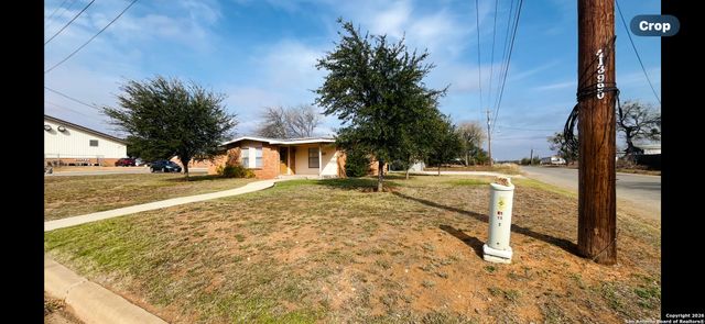 200 W Frio St, Dilley, TX 78017