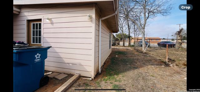 200 W Frio St, Dilley, TX 78017