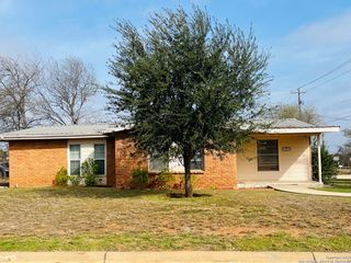 200 W Frio St, Dilley, TX 78017
