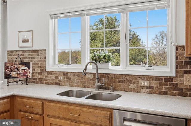 12282 ENFIELD LN, Lovettsville, VA 20180