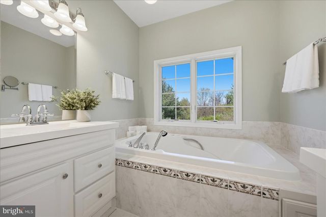 12282 ENFIELD LN, Lovettsville, VA 20180
