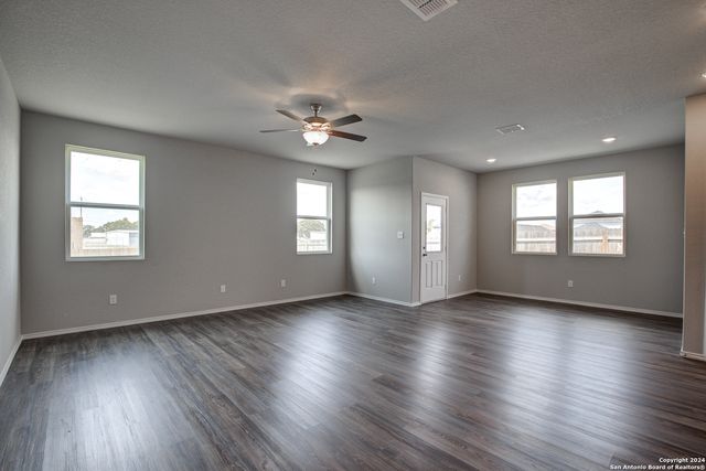 300 Ivy Roads, Seguin, TX 78155