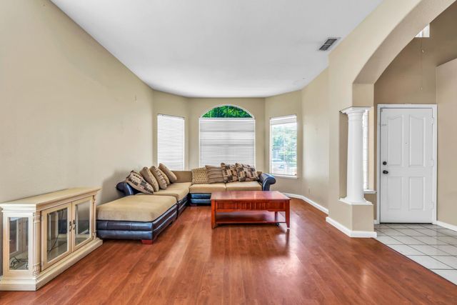 9063 Old Creek Dr, Elk Grove, CA 95758