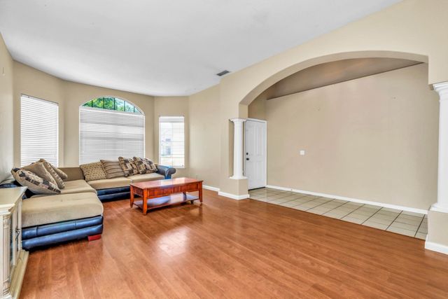 9063 Old Creek Dr, Elk Grove, CA 95758