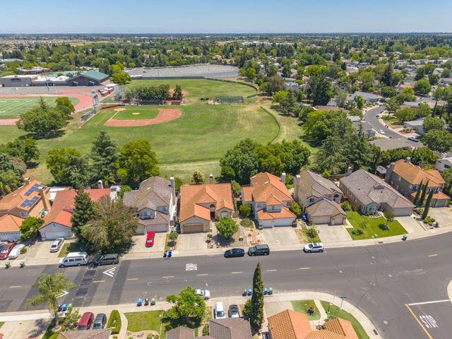 9063 Old Creek Dr, Elk Grove, CA 95758