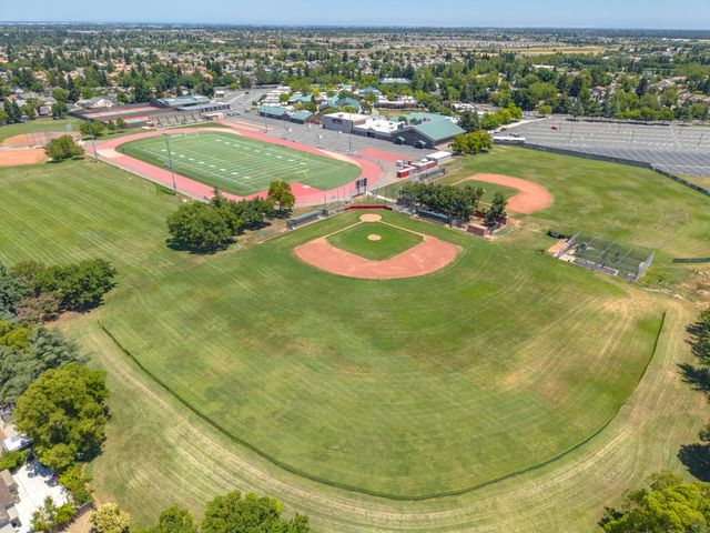 9063 Old Creek Dr, Elk Grove, CA 95758