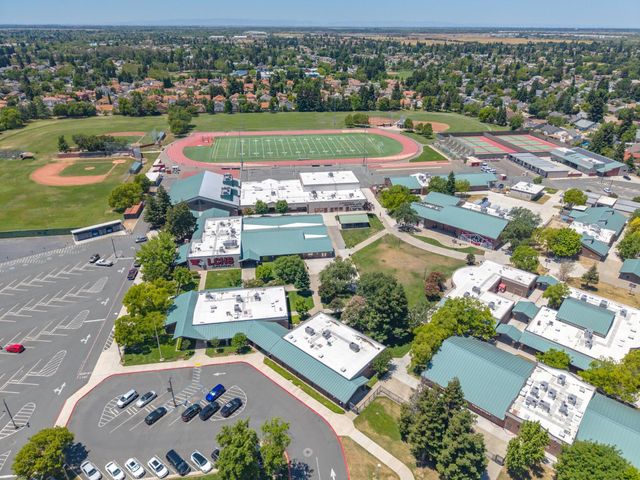 9063 Old Creek Dr, Elk Grove, CA 95758