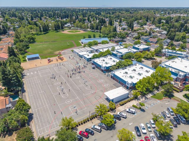 9063 Old Creek Dr, Elk Grove, CA 95758