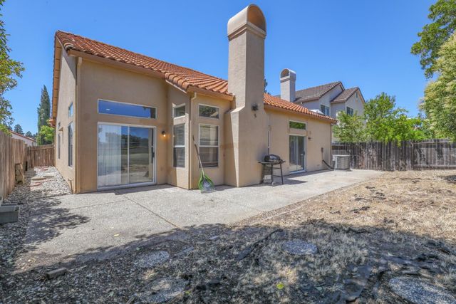 9063 Old Creek Dr, Elk Grove, CA 95758