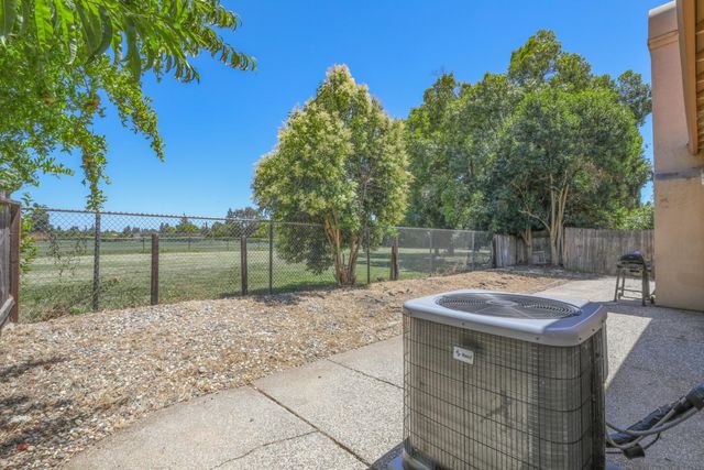 9063 Old Creek Dr, Elk Grove, CA 95758