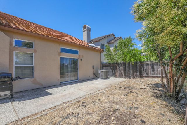 9063 Old Creek Dr, Elk Grove, CA 95758