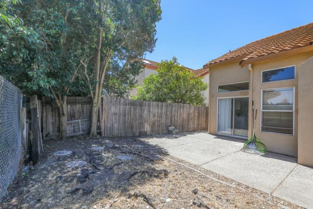 9063 Old Creek Dr, Elk Grove, CA 95758