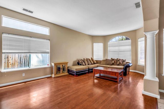 9063 Old Creek Dr, Elk Grove, CA 95758