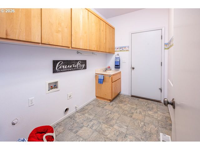 937 S St, Springfield, OR 97477