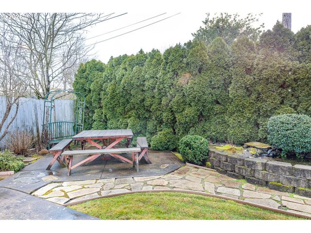 937 S St, Springfield, OR 97477