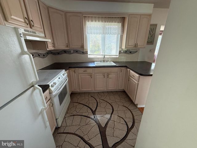 7639 LAKE SHORE DR, Pocono Lake, PA 18347
