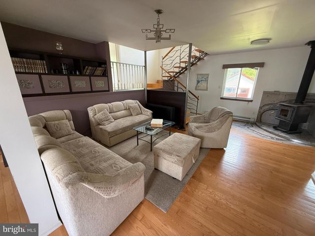7639 LAKE SHORE DR, Pocono Lake, PA 18347