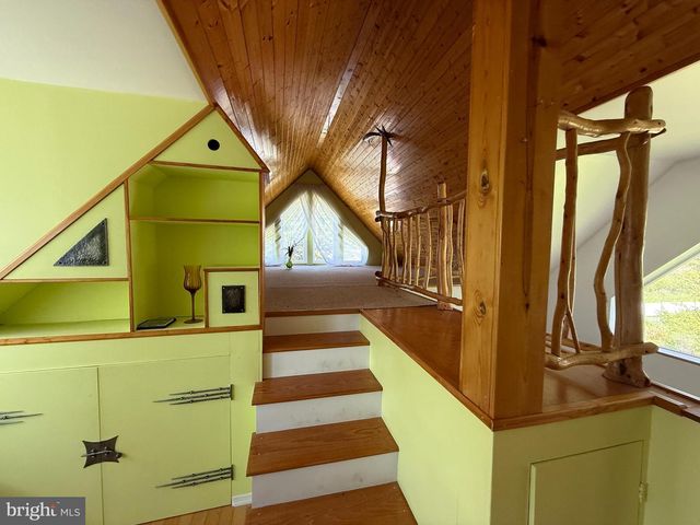 7639 LAKE SHORE DR, Pocono Lake, PA 18347
