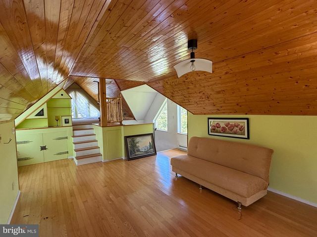 7639 LAKE SHORE DR, Pocono Lake, PA 18347