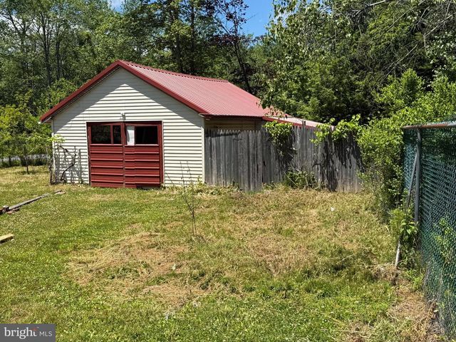7639 LAKE SHORE DR, Pocono Lake, PA 18347