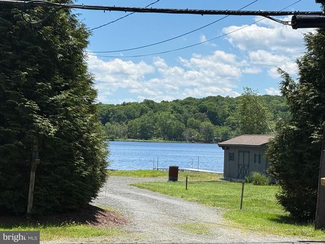 7639 LAKE SHORE DR, Pocono Lake, PA 18347