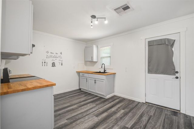 609 Hurst Street, Angleton, TX 77515