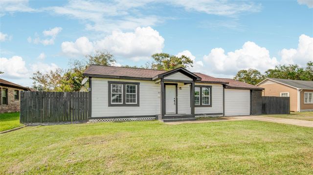 609 Hurst Street, Angleton, TX 77515