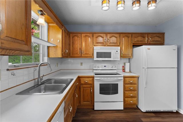 1906 Cheyenne Court, Greenwood, MO 64034
