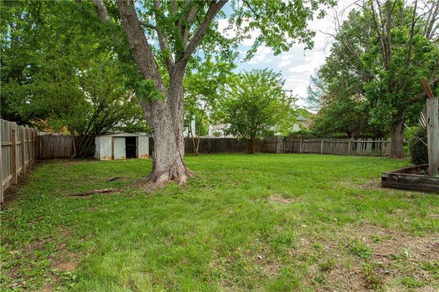 1906 Cheyenne Court, Greenwood, MO 64034
