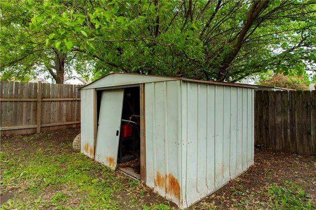 1906 Cheyenne Court, Greenwood, MO 64034