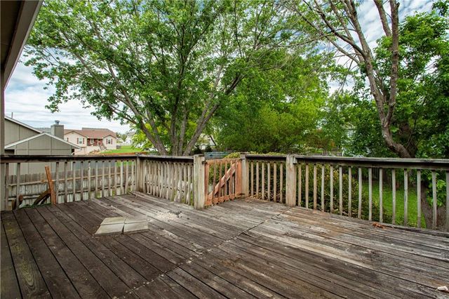 1906 Cheyenne Court, Greenwood, MO 64034