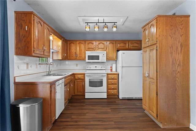 1906 Cheyenne Court, Greenwood, MO 64034