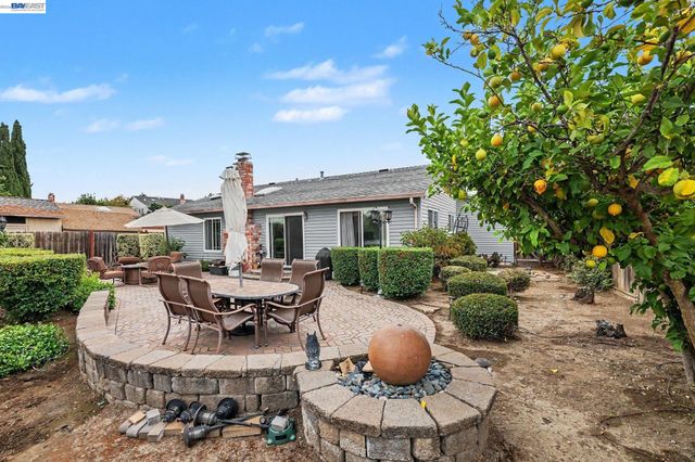 127 Catalpa Ct, Hercules, CA 94547