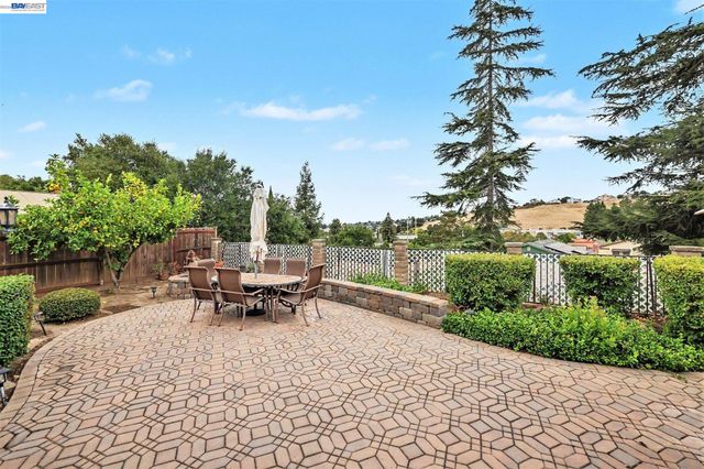 127 Catalpa Ct, Hercules, CA 94547
