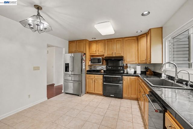 127 Catalpa Ct, Hercules, CA 94547