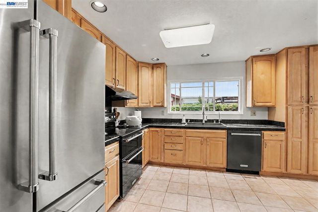 127 Catalpa Ct, Hercules, CA 94547