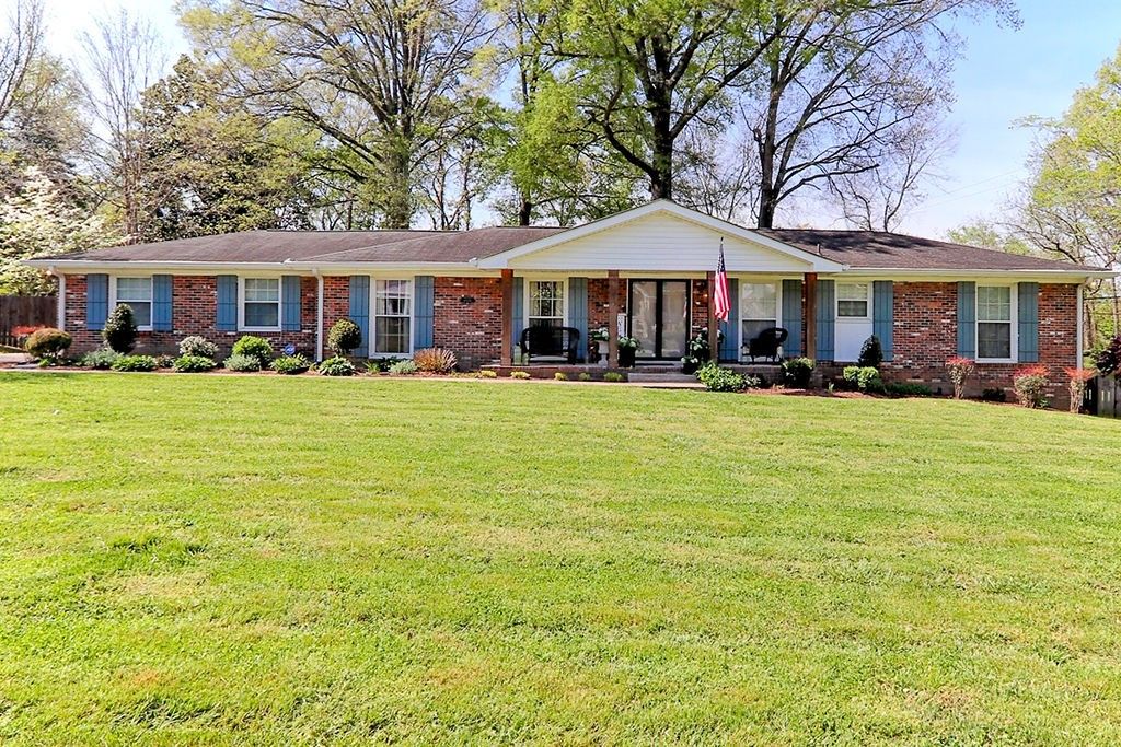 1008 Rolling Fields Cir, Columbia, TN 38401