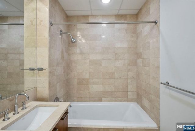 4 Beacon Way 1404, Jersey City, NJ 07304