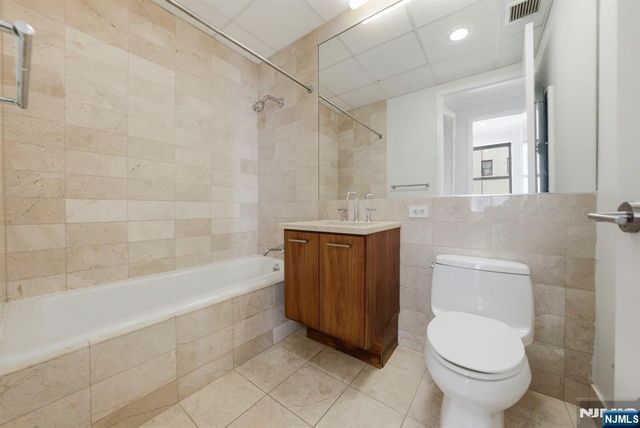 4 Beacon Way 1404, Jersey City, NJ 07304