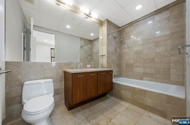 4 Beacon Way 1404, Jersey City, NJ 07304