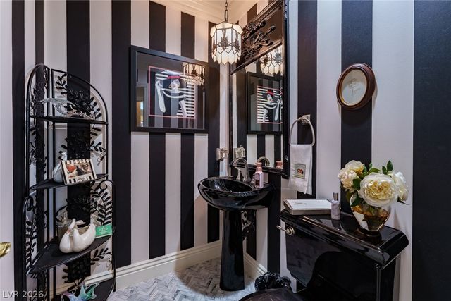 8215 Round Hills Circle, Las Vegas, NV 89113