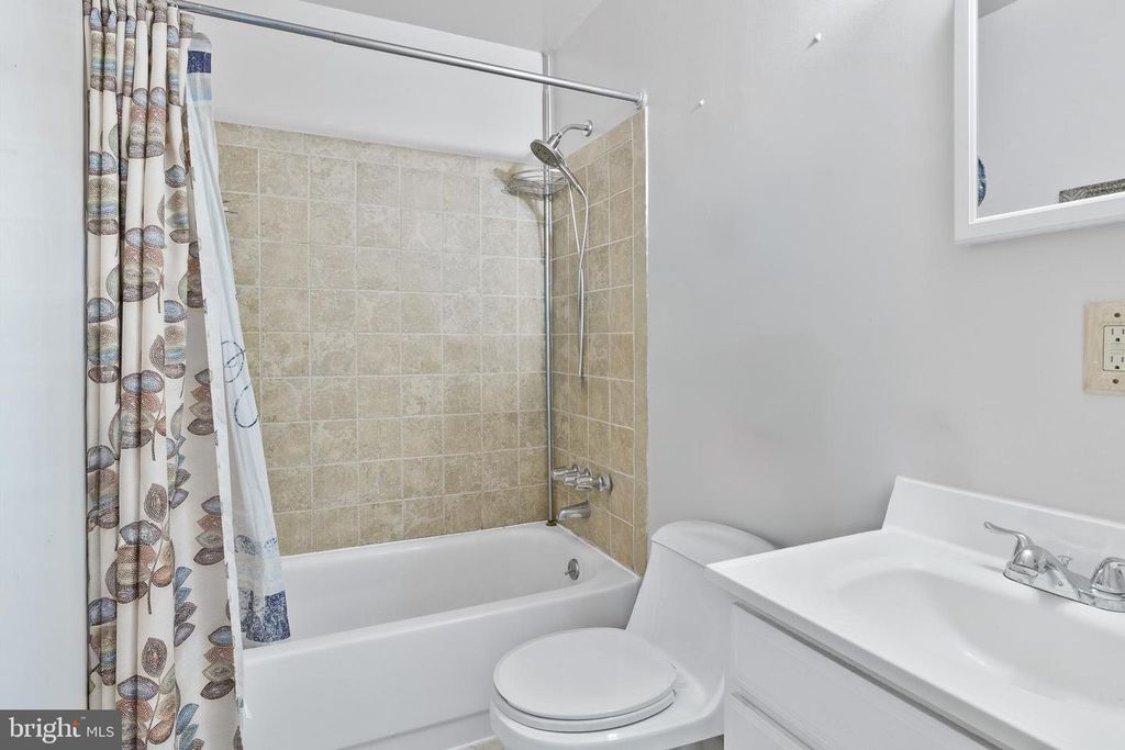 Image 12 of property listing at 19420 THOMAS FARM RD, Gaithersburg, MD 20886